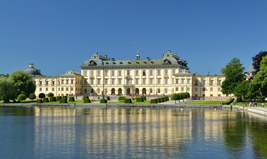 Drottningholms slott speglat i vattnet under en båttur i Stockholm