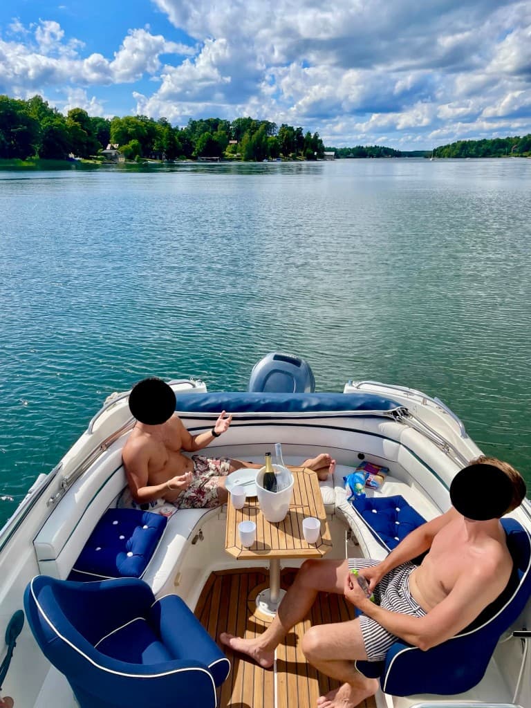 Gäster som kopplar av på en privat motorbåtstur i Stockholms skärgård