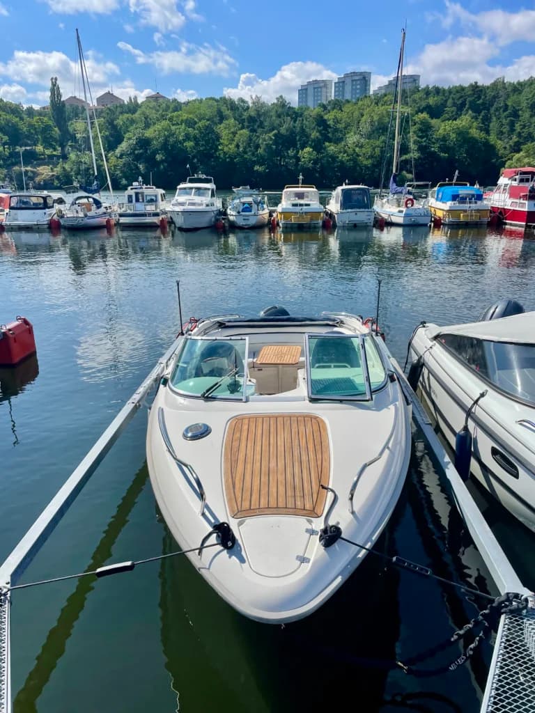 Yamarin day cruiser med teakdäck vid en brygga i Stockholm innan en privat båttur
