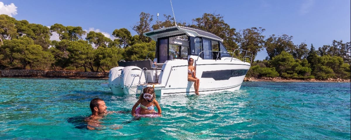 Cruising, camping, or coastal raid: the pleasure of skimming the rocks.