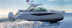 Four Winns TH33: Elegance on two hulls