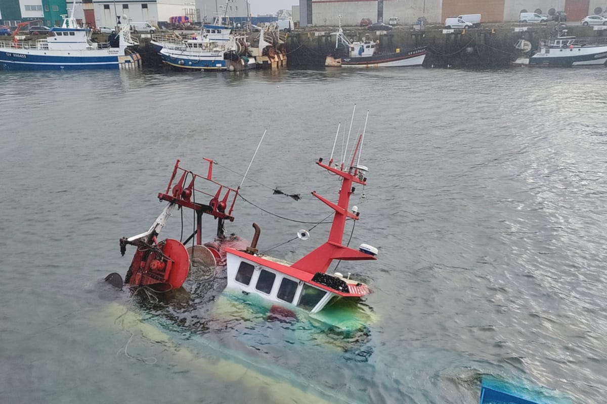 VIDEO - Trawler sinks a boat in the port of Saint-Guénolé after an accidental maneuver